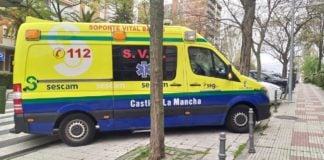 Ambulancia del SESCAM atendiendo una urgencia el Sábado Santo de 2020 en Guadalajara.